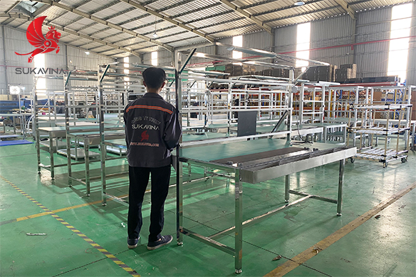 Sukavina gia công lắp đặt bàn thao tác 